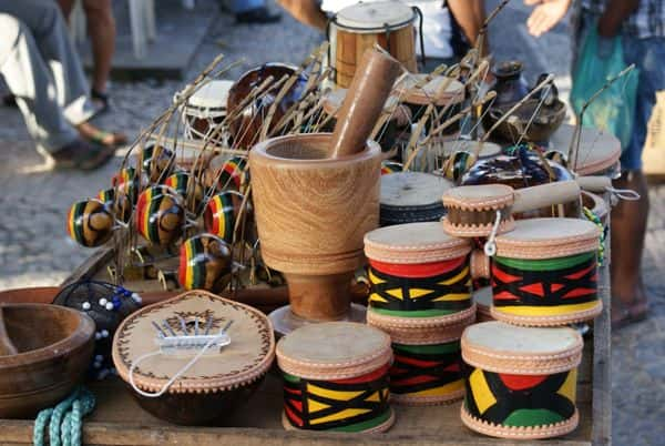 Gran Turismo City Tour em Salvador -Acessórios e decoração do olodum no Mercado Modelo de Salvador